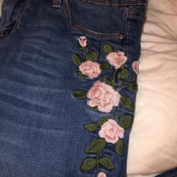 Pretty Perfect Skinny Jeans size 7/28 Distressed Embroidered Flowers - Picture 2 of 5